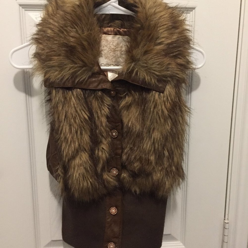 Arden B vest